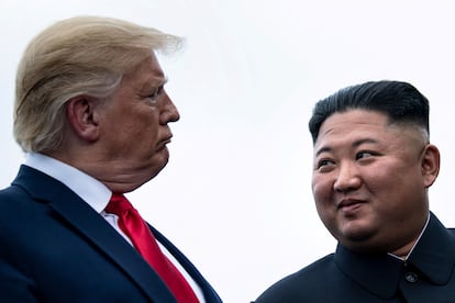 Kim Jong-un y Donald Trump en su tercer y último encuentro, en la frontera entre las dos Coreas el 30 de junio de 2019.