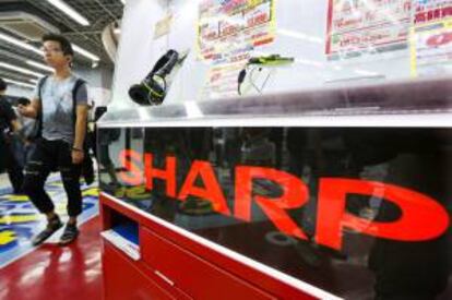 Un cliente paseaba esta semana por una tienda de Sharp en Tokio (Japón).