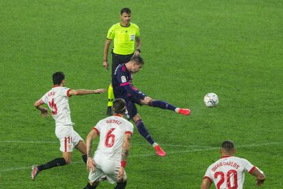 Raúl Carnero dispara para hacer el gol del empate del Valladolid.