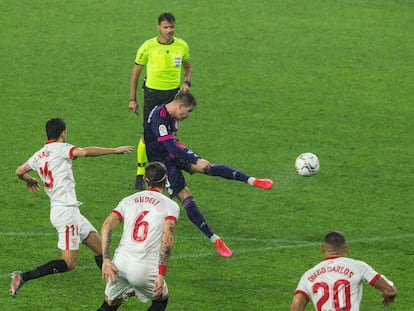 Raúl Carnero dispara para hacer el gol del empate del Valladolid.