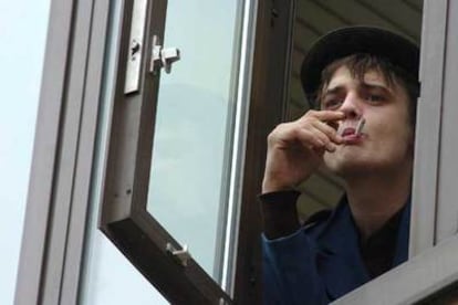 Pete Doherty se fuma un cigarro durante un descanso en una corte en Londres donde ha sido cuestionado por su supuesto uso de drogas.