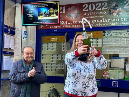 Esther Samaniego descorcha champán tras repartir 157 millones del segundo premio en Valladolid, este domingo. 