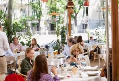 Una comida en la terraza de Aarde con vistas a la Puerta de Alcalá, en una imagen cedida por el restaurante.