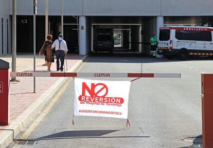 Una de las entradas del hospital de Torrevieja este jueves.