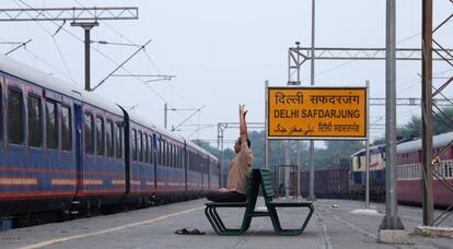 Un empleado del lujoso tren Rajasthan On Wheels huye del ruido en una estación secundaria de Nueva Delhi.