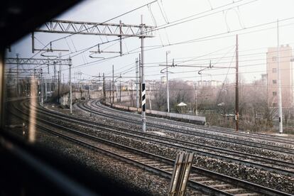 El tren que parti antes de la hora de la cena de Viena, enfila hacia la estacin Porta Garibaldi de Miln tras viajar durante la noche.