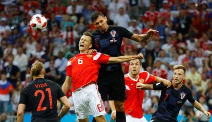 Dejan Lovren de Croacia y Denis Cheryshev de Rusia en un momento del partido.