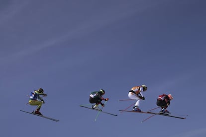 De izquierda a derecha, Tim Hronek (Alemania), Jonas Lenherr (Suiza), Viktor Andersson (Suecia), y Armin Niederer (Suiza), durante las eliminatorias de esquí masculino en Pyeongchang, el 21 de febrero de 2018.