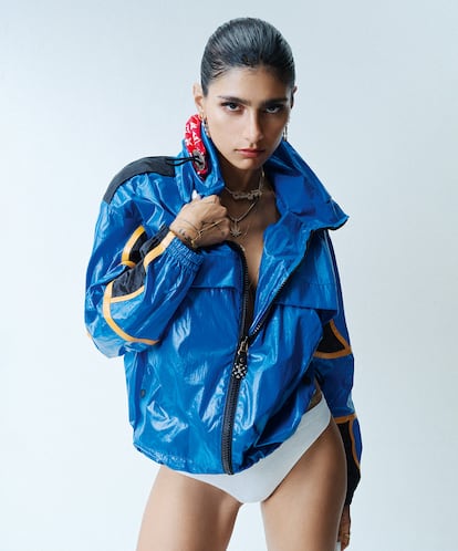 Chaqueta y botas de LOUIS VUITTON, anillos de SHEYTAN y aros de la colección personal de Mia Khalifa.