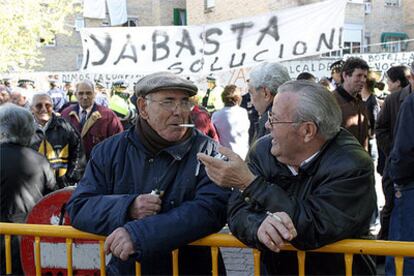 Dos vecinos de Carabanchel, durante el corte de tráfico de la vía Carpetana en protesta por la instalación de un albergue para indigentes.