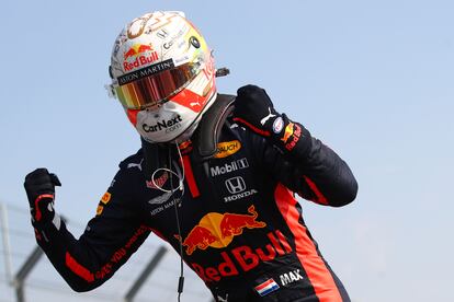 Max Verstappen celebra su triunfo en el GP del 70 Aniversario, en Silverstone.