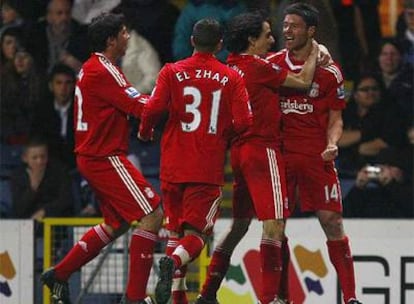 Xabi Alonso celebra con sus compañeros el gol marcado ante el Blackburn Rovers