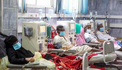 Un grupo de pacientes, con mascarillas, recibe el tratamiento de diálisis en una sala del hospital Al-Thawra, en la ciudad de Taez (Yemen).