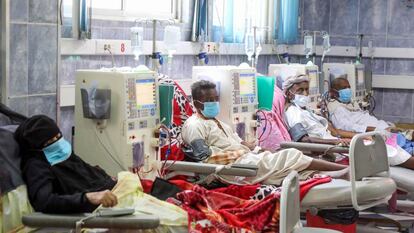 Un grupo de pacientes, con mascarillas, recibe el tratamiento de diálisis en una sala del hospital Al-Thawra, en la ciudad de Taez (Yemen). 