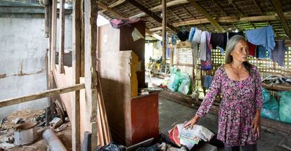 Tras recibir el material necesario para reparar su vivienda (paneles de contrachapado, a la izquierda), Avelina aún necesita ayuda para pagar a un carpintero que pueda repararla. Esta anciana ciega vive sola tras perder a su hijo durante el tifón. Borbón, Cebú.