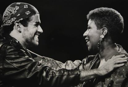 En esta imagen de 1988, George Michael aparece junto a la gran Aretha Franklin. Era el momento de máximo esplendor de su carrera, al año de debutar en solitario con su disco 'Faith'.