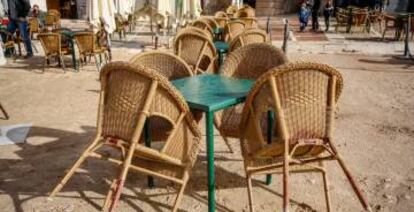 Sillas de locales de hostelería recogidas en la Plaza Mayor de Chinchón.