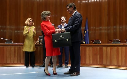 La ministra saliente de Sanidad, Luisa Carcedo, hace entrega de la cartera al nuevo ministro, Salvador Illa.