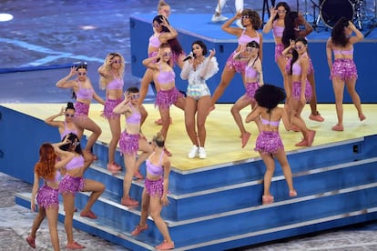 Dua Lipa, durante su actuación en la final de la Champions League, en el estadio olímpico de Kiev, en 2018.