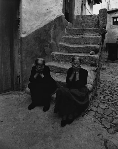 La fotografía documental de Rafael Sanz Lobato nos muestra y nos hace reflexionar sobre un cierto temperamento de nuestro país que nos evoca y recuerda ciertas vivencias. Rafael es uno de los fotógrafos que ha sabido relacionarse con la gente, escucharla, respetarla y fotografiarla. Sus paisajes ilustran una España árida y al tiempo majestuosa. Una España profundamente religiosa que respeta, siglo tras siglo, año tras año, los ritos marcados por una Iglesia omnipresente. En la imagen, unas mujeres se tapan la cara en la localidad de Miranda del Castañar, en Salamanca, 1971.