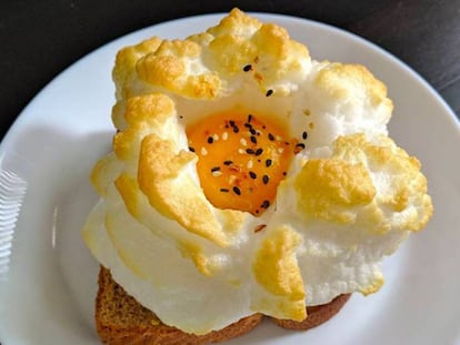 Ni fritos, ni revueltos: así se preparan los huevos que triunfan en Instagram