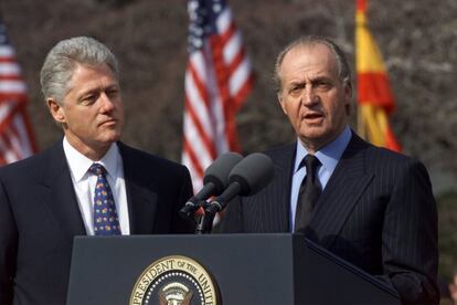 El presidente Bill Clinton con el rey Juan Carlos I que se dirige a los periodistas desde el estrado, durante la recepción oficial a la llegada de los monarcas a la Casa Blanca de Washington. El Rey hizo referencia al atentado de ETA en el que resultaron muertos el socialista Fernando Buesa y su escolta Jorge Díaz.