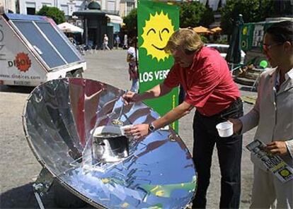 Imagen de la cocina solar que Los Verdes instaló ayer en Sevilla.