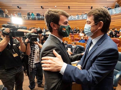 El líder de Vox en Castilla y León, Juan García-Gallardo (izquierda) y el presidente de Castilla y León, Alfonso Fernández Mañueco, en la sesión de investidura el pasado 11 de abril.