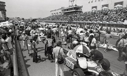Fue la última vez que la fórmula 1 voló en El Jarama. Unos 70.000 espectadores vivieron, el 21 de junio de 1981, en el circuito cercano a Madrid, la sexta y última victoria de Gilles Villeneuve. El Gran Premio de España fue, en su momento, considerado como una de las carreras bonitas y emocionantes desde el inicio de la F1 en 1950. Era la séptima prueba de la temporada. La primera parte estuvo dominada por un brillante Alan Jones, que hizo una espectacular carrera, y que llegó séptimo a pesar de salirse de pista. La segunda por Villeneuve, que en un final apretadísimo (entre el primero y el quinto solo hubo un segundo) se impuso por delante de cinco coches que, al menos en teoría, eran más rápidos.