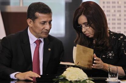  La presidenta de Argentina, Cristina Fern&aacute;ndez de Kirchner, conversa con hom&oacute;logo de Per&uacute;, Ollanta Humala, en Buenos Aires.