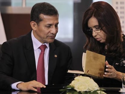 La presidenta de Argentina, Cristina Fernández de Kirchner, conversa con homólogo de Perú, Ollanta Humala, en Buenos Aires.