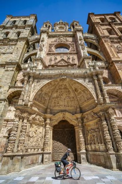 La fachada principal, de estilo barroco, de la catedral de Astorga (León).