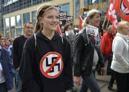 Una joven con una sudadera con una esvástica tachada participa en una manifestación del Primero de Mayo en Plauen, Alemania, hoy, jueves 1 de mayo de 2014. Hoy se celebra el Día Internacional del Trabajo.