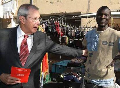 El candidato socialista, ayer durante su recorrido por un mercadillo en el barrio de Recimil, en Ferrol.