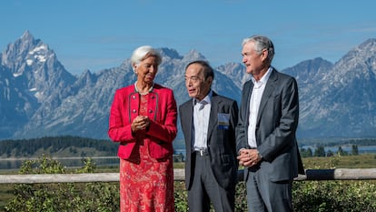 De izquierda a derecha, la presidenta del Banco Central Europeo, Christine Lagarde; el gobernador del Banco de Japón, Kazuo Ueda, y el presidente de la Reserva Federal, Jerome Powell, este viernes en Jackson Hole (Wyoming).