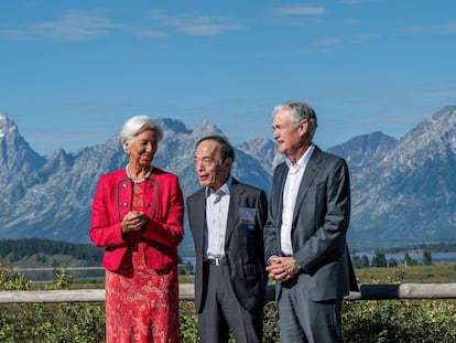 De izquierda a derecha, la presidenta del Banco Central Europeo, Christine Lagarde; el gobernador del Banco de Japón, Kazuo Ueda, y el presidente de la Reserva Federal, Jerome Powell, este viernes en Jackson Hole (Wyoming).