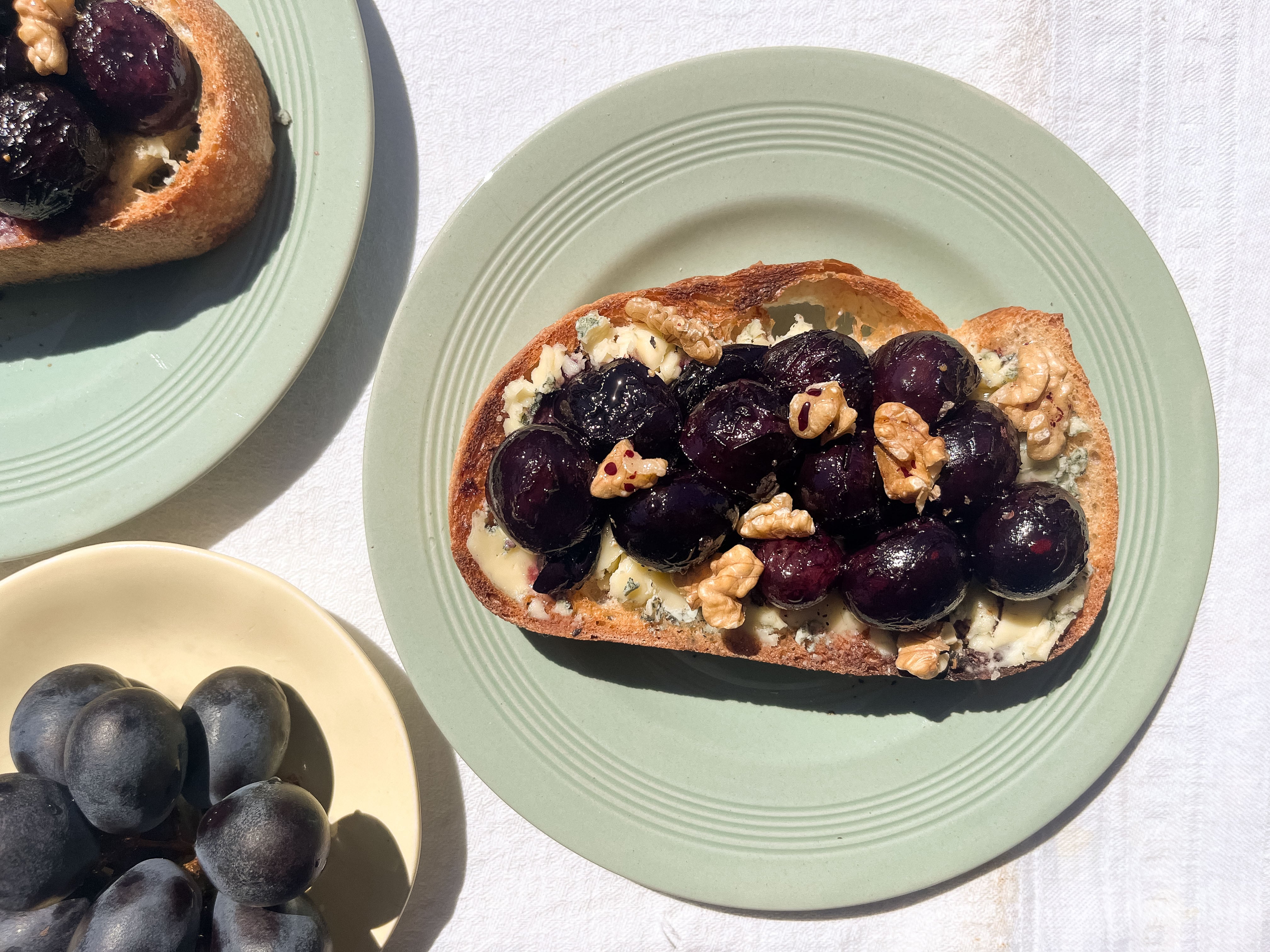 Tostada de uvas, queso azul y nueces: una cena rápida con contraste y carácter