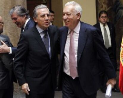 Margallo (derecha), con López Garrido. Detrás, Méndez de Vigo.
