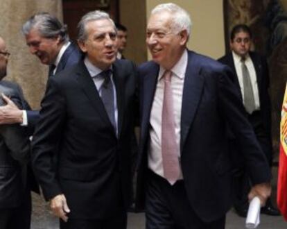 Margallo (derecha), con L&oacute;pez Garrido. Detr&aacute;s, M&eacute;ndez de Vigo. 