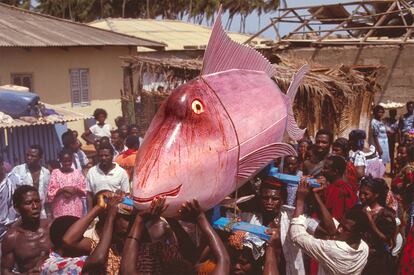 Ghana, 1997. "Este ataúd es del pueblo Ga. Su tradición es hacer ataúdes de fantasía en función de la ocupación del muerto. En este caso, el ataúd tiene la forma de un atún y pertenece a un pescador de fondo, que de hecho va dentro muerto".