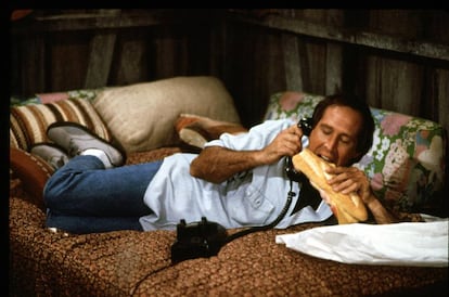 El bocata está íntimamente ligado a nuestra infancia, a recreos salvajes y ansiosas merendolas. En la imagen, el actor Chevy Chase da fe de ello en la película 'Fletch, el extraordinario' (1985).