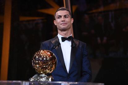 Cristiano Ronaldo con su quinto Balón de Oro.