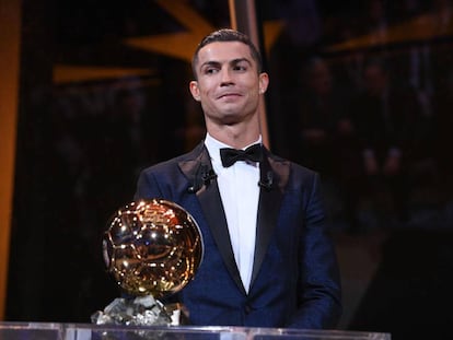 Cristiano Ronaldo con su quinto Balón de Oro.