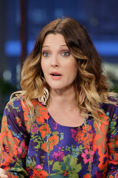 Drew Barrymore tiene cara en esta imagen de estar diciendo "¿raíces yo?". Ella es de las últimas en mantener las mechas californianas, aunque viendo la cantidad de veces que ha cambiado de look en el último año cualquiera diría que se ha rendido y se ha dejado la raíz libre.