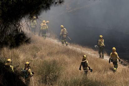 Un retén del Infoca llega a las cercanías del Parador Nacional para actuar en un rebrote del incendio.