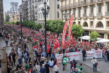 Centenares de personas participan en la manifestación del Primero de Mayo en Sevilla, este jueves. 