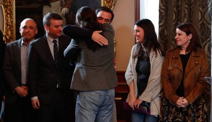 Pablo Iglesias se abraza a Alberto Garzón, el líder de IU, el pasado 12 de noviembre.