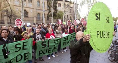 Un centenar de personas se manifiesta contra los desahucios en Zaragoza.