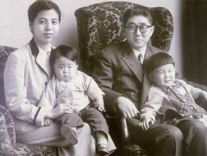 Shinzo Abe con su padre, el ministro de exteriores