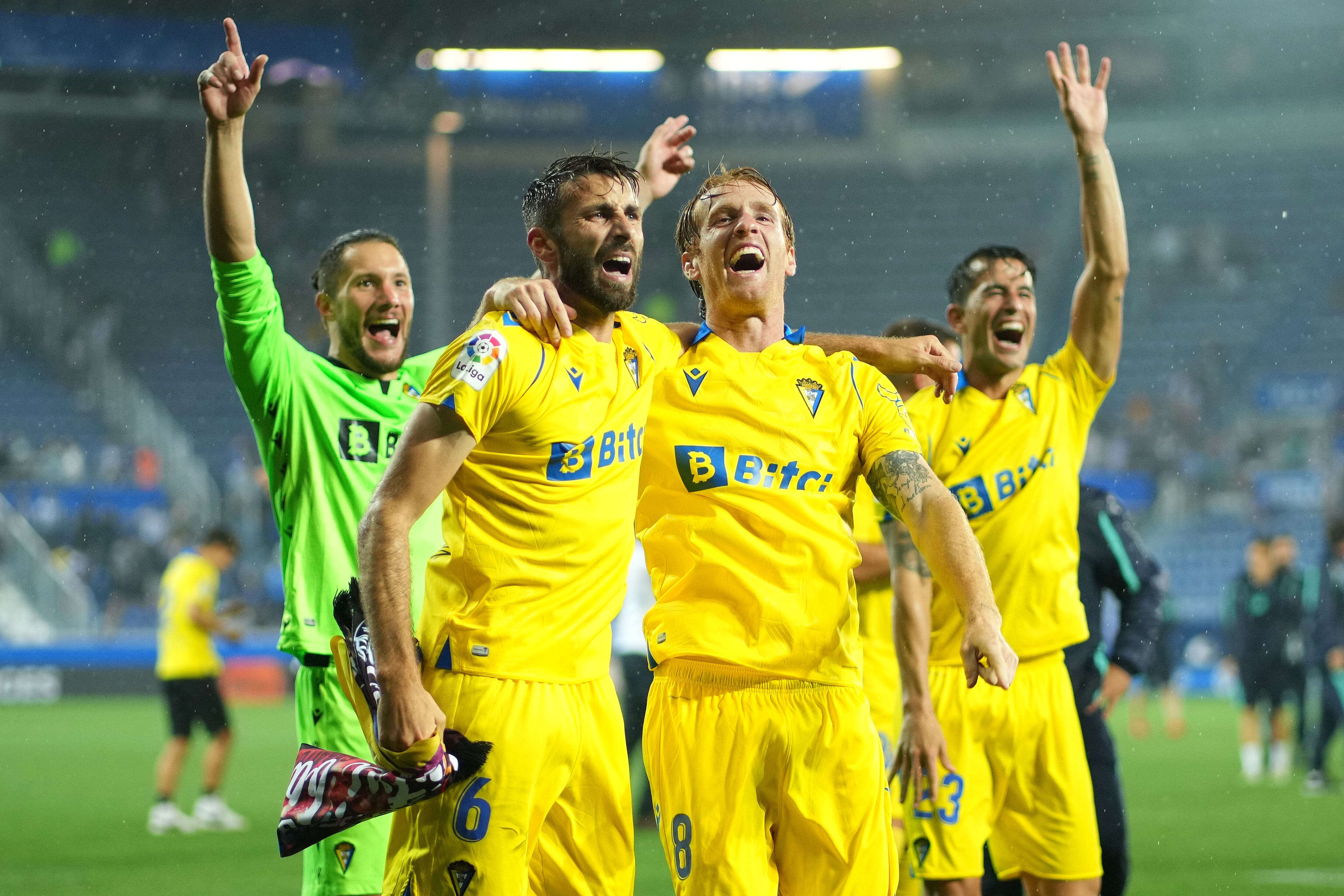 Los jugadores del Cádiz celebran la salvación la pasada temporada en Vitoria.